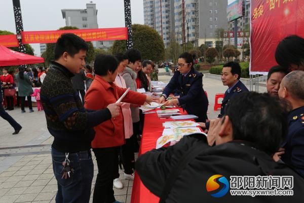 发放资料,接受群众咨询