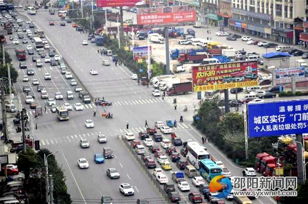 图为清明时节邵东县城交通井然有序