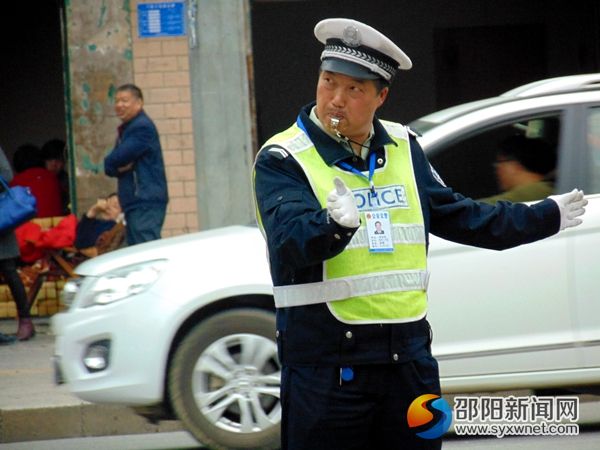 图为执勤人员在疏导交叉路口行驶车辆