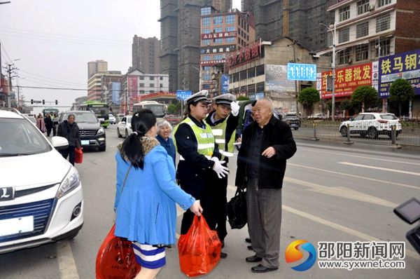 图为交警给老人引路