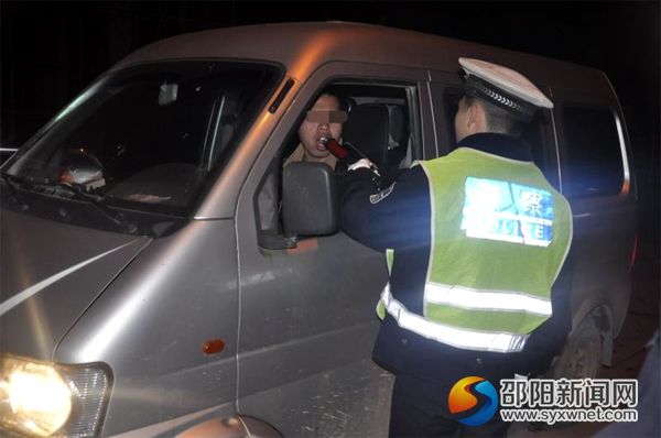 图为交警查酒驾