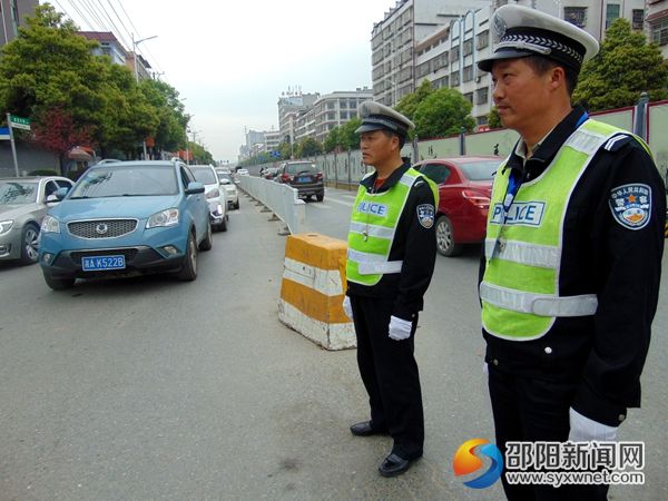 图为执勤人员在金龙大道与新辉路口疏导车辆