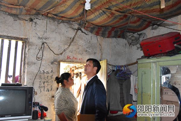 扶贫队员了解帮扶对象居住情况