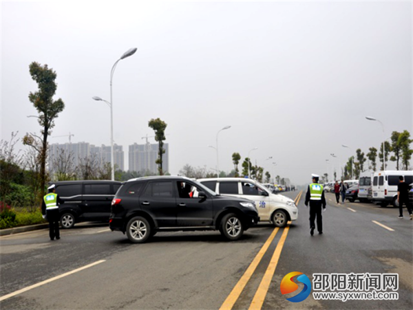 指挥车辆按序停放