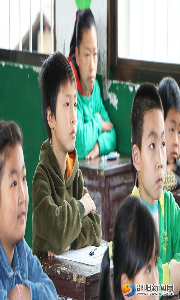 小朋友认真听讲
