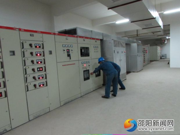 工作人员在宏基华天大酒店配电房检查用电设备