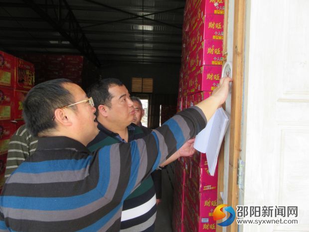 关峡乡检查组查看烟花爆竹仓库出入库登记及库房温度记录