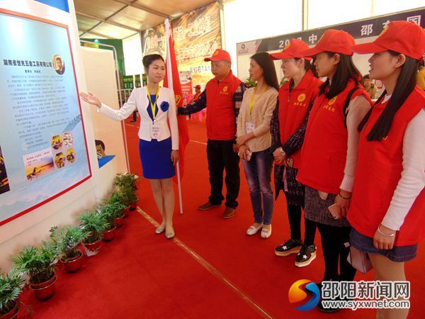 图为采风通讯员在听取展馆工作人员讲解邵东五金工具发展概况_ 魏小摄影