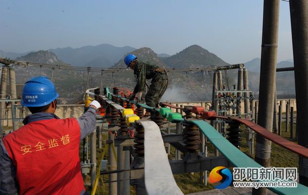 安全监督人员在现场提醒安全注意事项