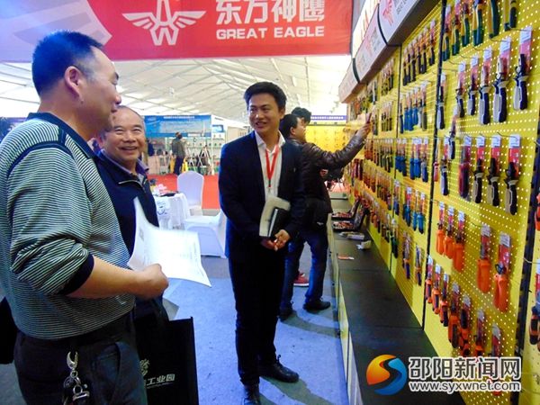 图为外商在邵阳东方神鹰工具展区订购五金产品