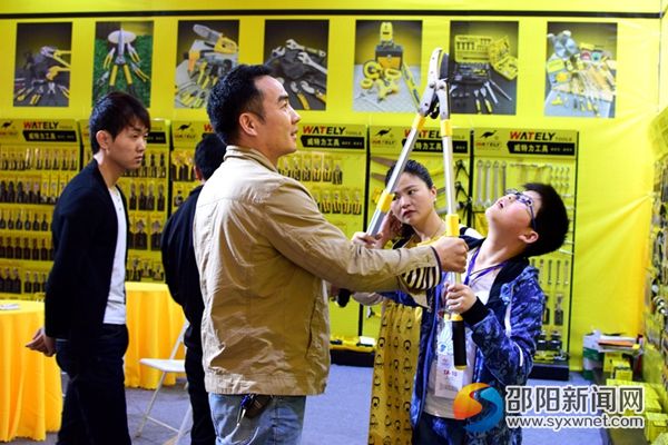 图为外商在展区选购长柄钳子
