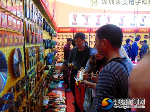 图为五金机电产品展区生意热火场面