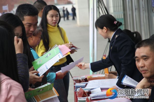 图为 税务人员为纳税人旅客提供税收宣传咨询