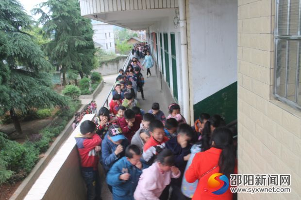 学生疏散场面
