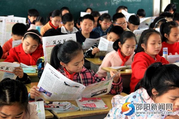 全班学生竞相阅读学校首刊