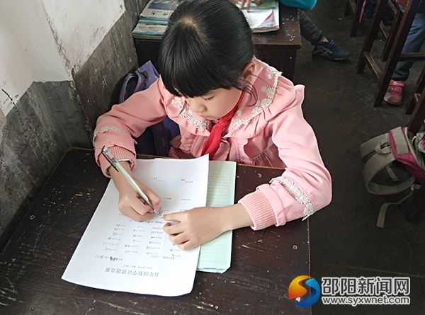 学生在认真答题1