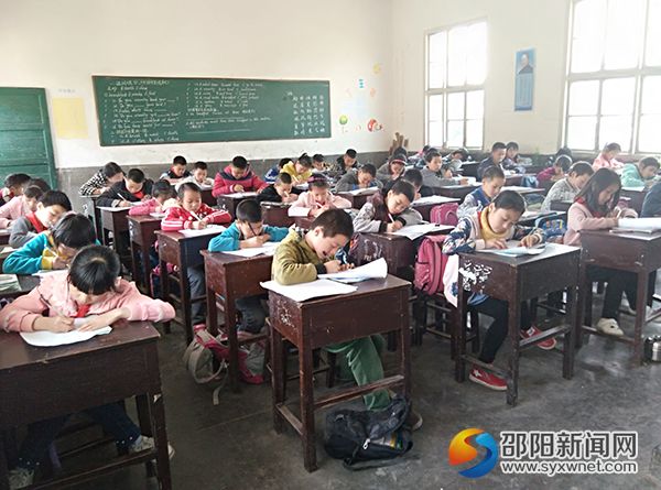 学生在认真答题2