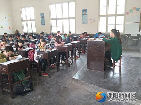 老师在认真监考2