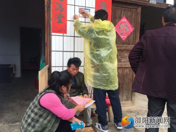 站工作人员贴便民联系卡