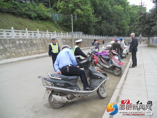 图为4月18日交警正在县城赛双清公园路段查处&ldquo;三无&rdquo;摩托车副本