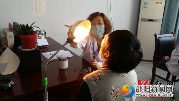 图为体检医生为学生进行口腔检查副本