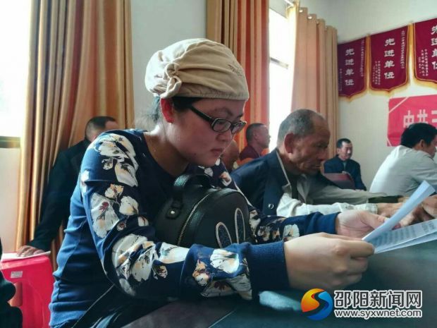 坐月子的刘静在参加村支部委员会换届选举党员大会