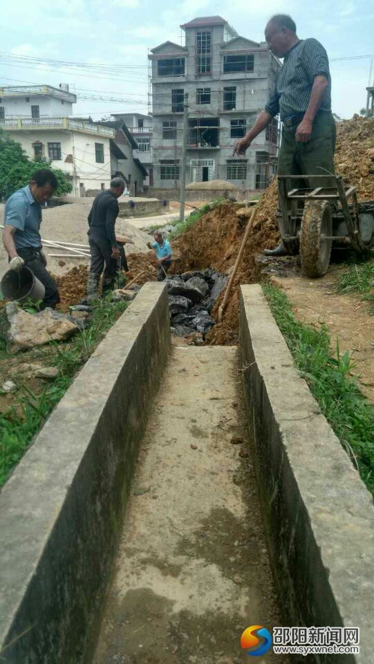 抢修水毁渠