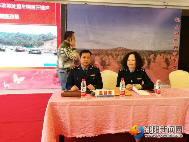 工作人员现场监督