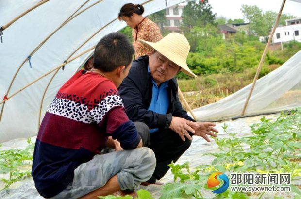 孙小武向西甜瓜种植户讲解西瓜的施肥、除虫、灌溉等技术要领。