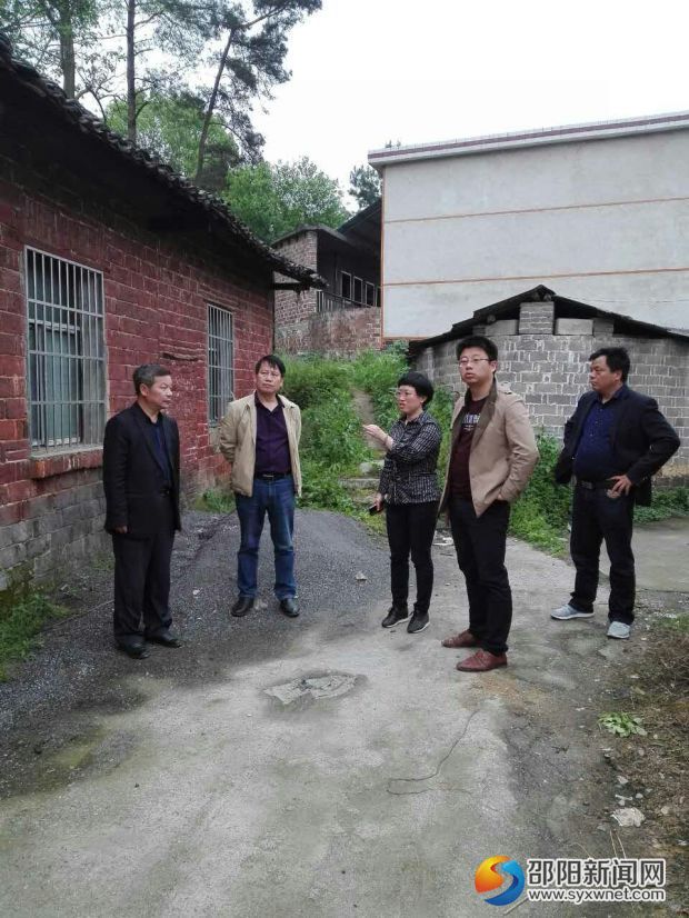 李巧云副市长在少年宫危房前组织现场办公会