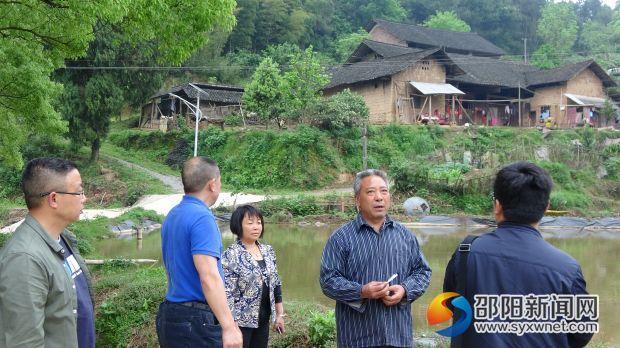 养殖户向省农科院专家请教淡水养殖问题