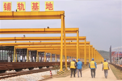 下午2时许，铺轨基地的工人开始工作。