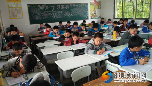 期中考试中学生正在作答
