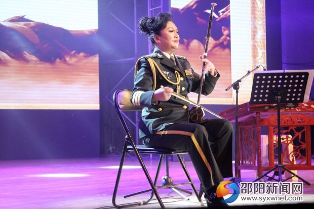 二胡演奏家余惠生在演奏《战马奔腾》_副本