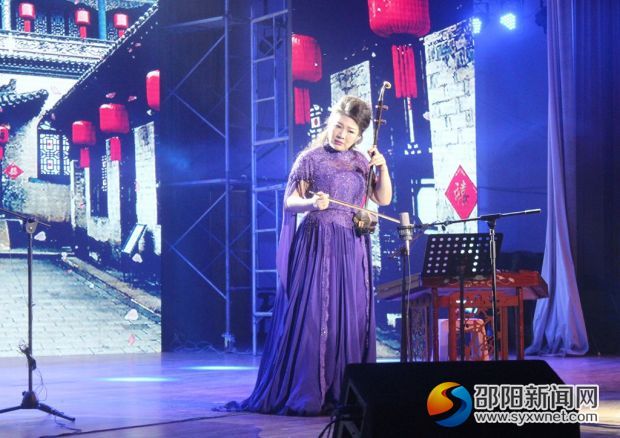 二胡演奏家宋飞在演奏《乔家大院》。 _副本