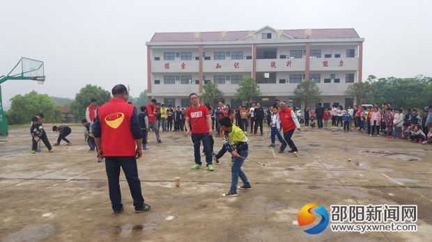 图为学生在玩陀螺
