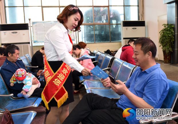 邵东汽车西站工作人员在向旅客推介互联网购票宣传