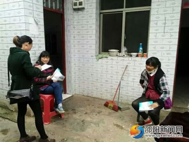 对村民进行民情恳谈