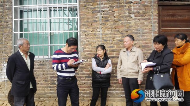 图为局党组书记、局长陈善斌(左二)在走访村民
