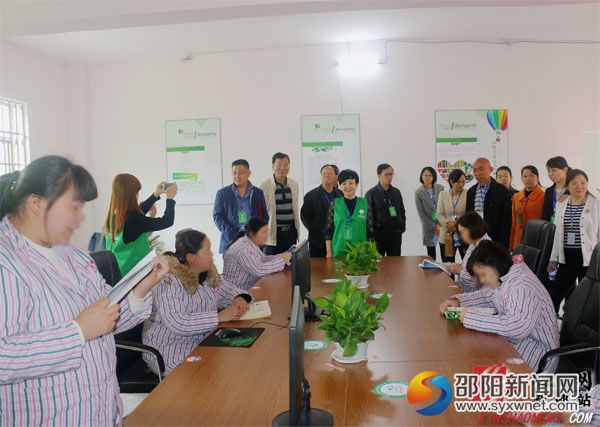 志愿者带精神病患者在爱心书屋学习副本