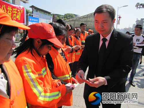 图为隆回德铭医院常务院长李国江在发放惠民爱心体检卡