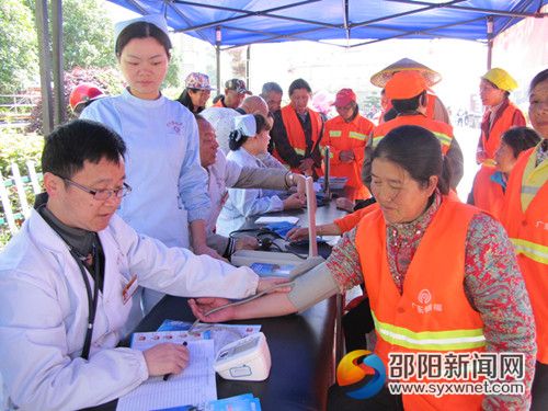 隆回德铭医院医护人员在免费义诊