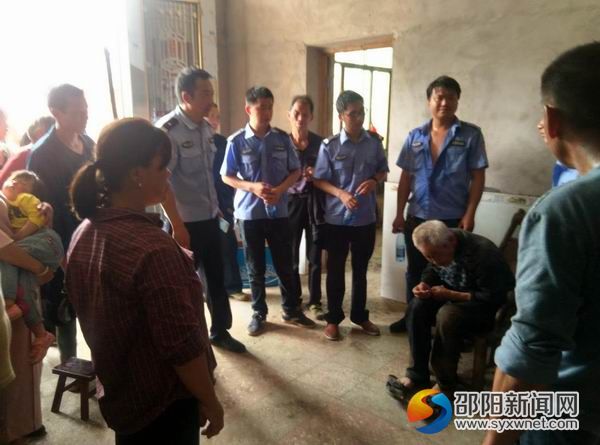 寸石派出所所长李长弘带领辅警将失踪老人送回家中