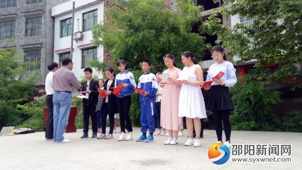 学校领导为获奖者颁奖