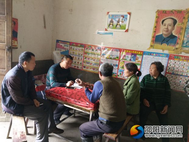 图为李将(左二)与刘安生等村民亲切交谈