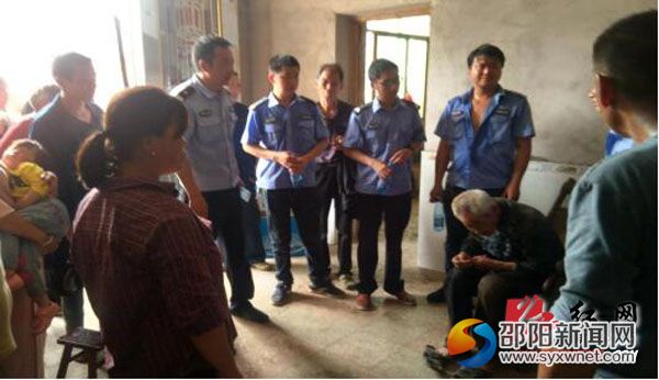 民警和辅警将获救老人送回家中副本
