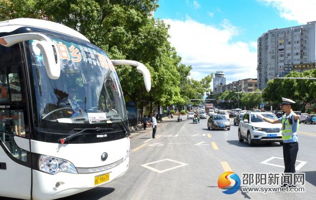 市交警支队大祥大队民警在市汽车南站地段指挥交通