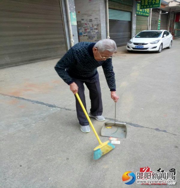 潘爷爷在清扫垃圾副本