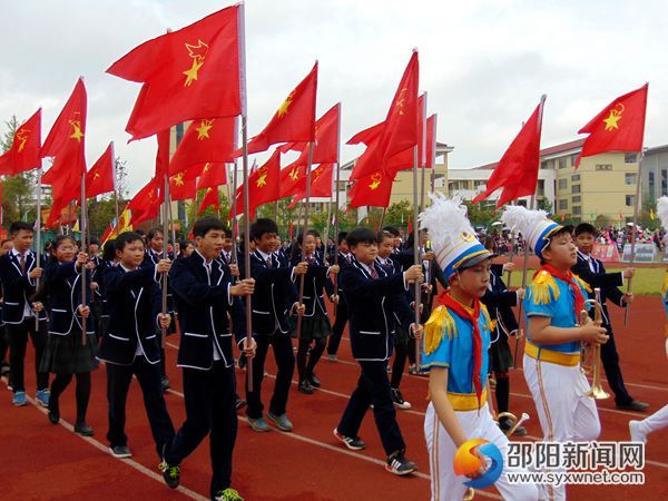 图为彩旗队入场