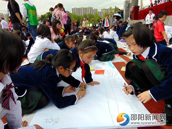 图为昭阳小学生正在绘制&ldquo;拥抱足球，放飞梦想&rdquo;主题百米足球书画  摄影魏小青